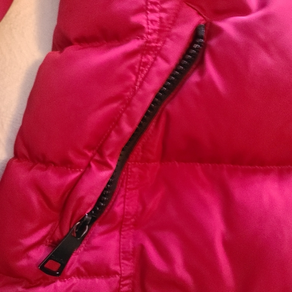 Calvin Klein puffer jacket with padded hood. - Picture 3 of 11